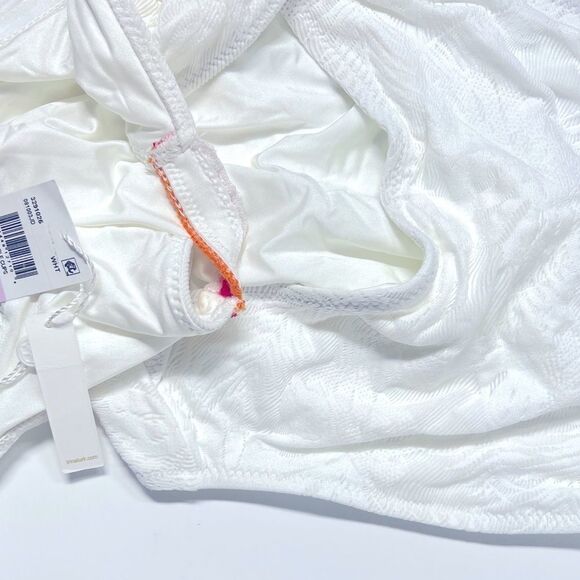 New Trina Turk WHITE Tulum Plunge
Malliot Halter One-Piece Swimsuit US 6 white - Picture 11 of 16